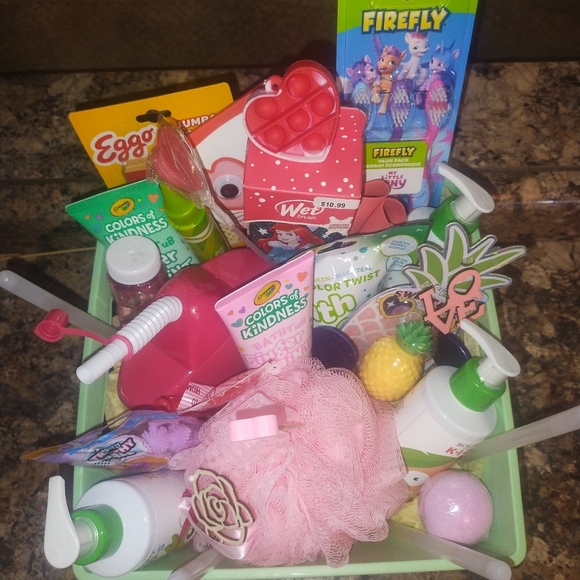 Crayola Bolero Kids  Custom Gift Basket Snacks And Fun Bath Items - Picture 10 of 17